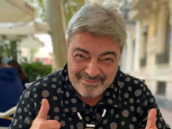 Antonio Canales bailaor, con su característico estilo, sonríe y muestra los pulgares hacia arriba.