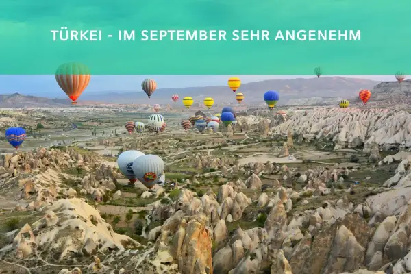 Heißluftballons steigen über die Felsformationen von Kappadokien auf. Perfekt für Backpacking im September.