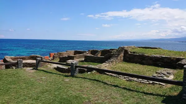 Ruinas del castro de Fazouro junto al mar azul.