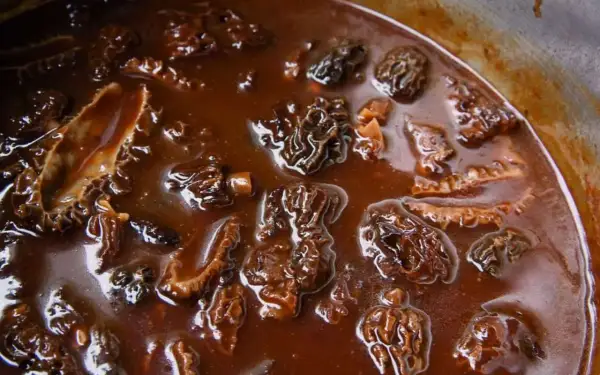 Herzhaftes Kalbshaxen-Rezept in dunkler, sämiger Sauce mit Morcheln. Ein Festmahl!