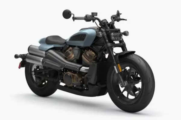 Motocicleta Harley-Davidson azul claro, lista para una cotización. Diseño moderno con detalles en bronce y escape doble.