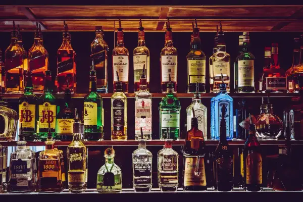 Półki pełne alkoholi, od whisky po giny. Zastanawiasz się, ile promili w Grecji? Sprawdź przepisy przed podróżą!
