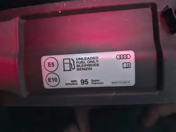 Naklejka informuje o paliwie do silnika 1.8 TFSI: bezołowiowa, E5/E10, min. 95 oktanów.