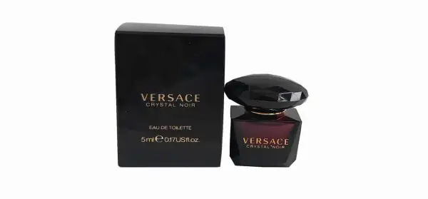 Elegancka woda toaletowa Versace Crystal Noir w czarnym flakonie z kryształową nakrętką. Idealna na wieczór.