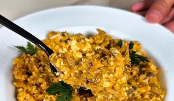 Pyszna pasta z makreli i twarogu, idealna na kanapki. Na czarnej łyżce widać kawałki ryby i sera, ozdobione natką pietruszki.