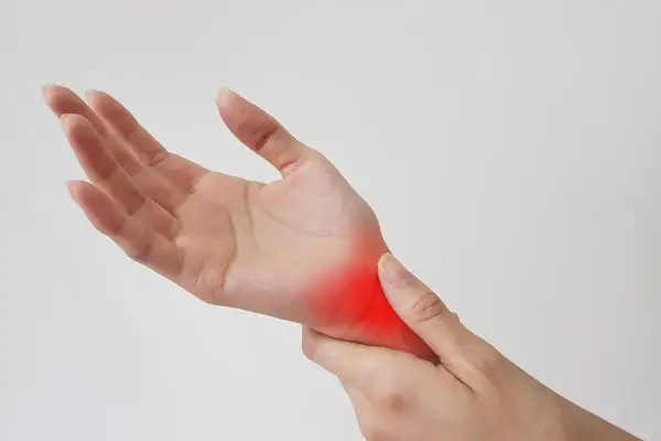 Mano con arrossamento e dolore al pollice, indicativo di tendinite.