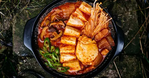 Pikantne kimchi jjigae z tofu, grzybami i zieloną papryczką. Idealny przepis na rozgrzewający posiłek.