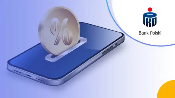 Złota moneta z symbolem procenta wsuwa się do slotu w smartfonie. To wizualizacja lokaty mobilnej PKO BP.
