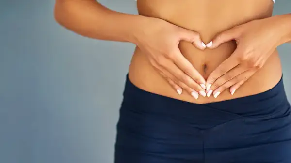 Mani a cuore sull'addome, forse per alleviare la sensazione di difficoltà a digerire.