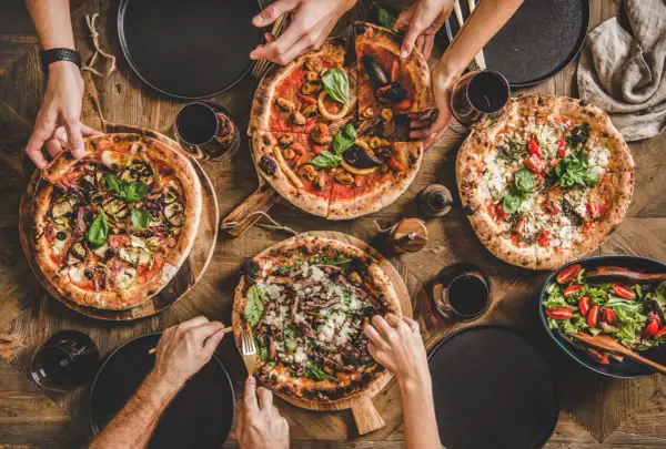 Mąka do pizzy i sos do pizzy w kuchni światowej - pizza na 5 sposobów