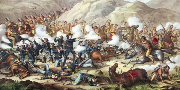 Kaos utspelar sig vid slaget vid Little Bighorn. Amerikanska soldater kämpar mot ursprungsbefolkningen på hästar, med rök och strid överallt.
