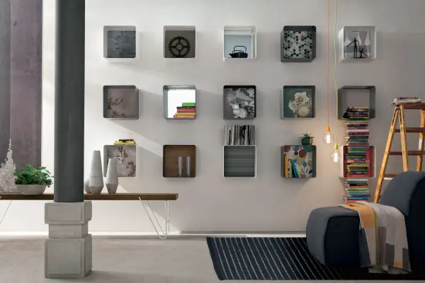 Moderna parete con mensole quadrate, alcune decorate, altre contenenti libri e oggetti, per arredare con stile.