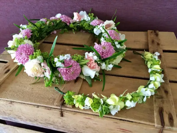Två midsommarkransar med rosa och vita blommor, perfekta för midsommar naglar.