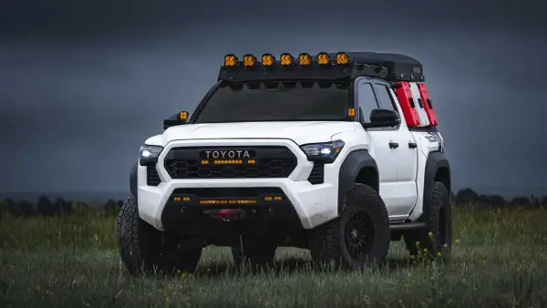 Toyota Tacoma prêt pour l'aventure, équipé pour le meilleur 4x4 tout-terrain. Lumières LED, tente de toit, jerricans.