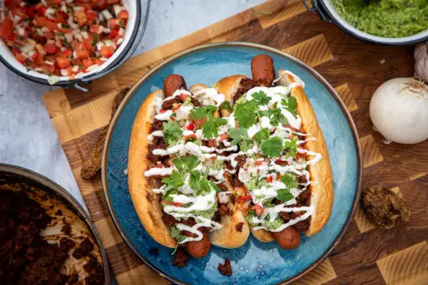 Två lyxiga korvar i bröd med chili, guacamole och en fräsch pico de gallo. Perfekt för en festlig måltid!