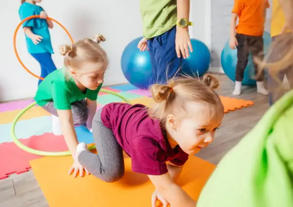Kinder üben sportliche Bewegungen, tolle Ideen für Sport mit Kindern.