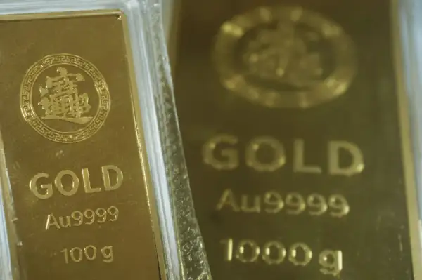 Sztabki złota, jedna 100g, druga 1000g. Zastanawiasz się, ile kosztuje kilogram złota?