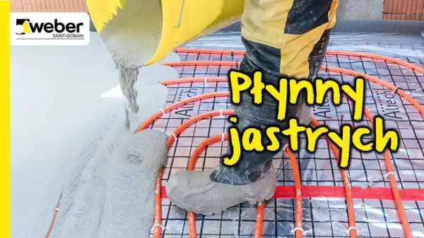 Robotnik wylewa płynny jastrych na instalację ogrzewania podłogowego. Weber.