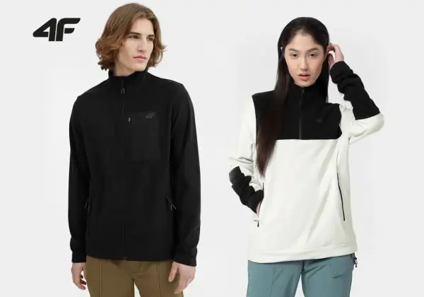 Ein Mann und eine Frau präsentieren ihre warmen Fleecejacken. Diese Jacken sind ideal für kühle Tage und bieten Komfort und Stil.