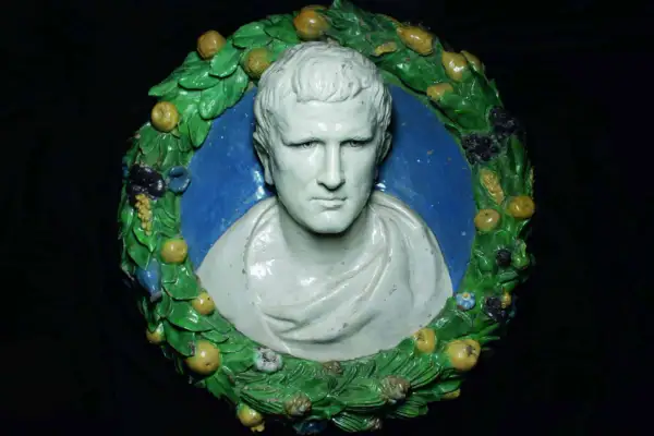 Büste eines Mannes im Lorbeerkranz, inspiriert von Della Robbia.