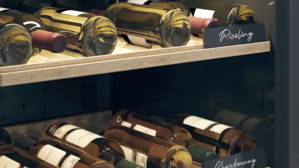Drewniane półki piwniczki na wino z butelkami Riesling i Chardonnay. Idealne miejsce, jak przechowywać wino w butelkach.