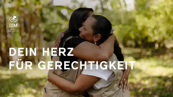 Zwei Frauen umarmen sich herzlich. Das Bild erinnert an bibelverse freundschaft und die Bedeutung von Mitgefühl und Gerechtigkeit.