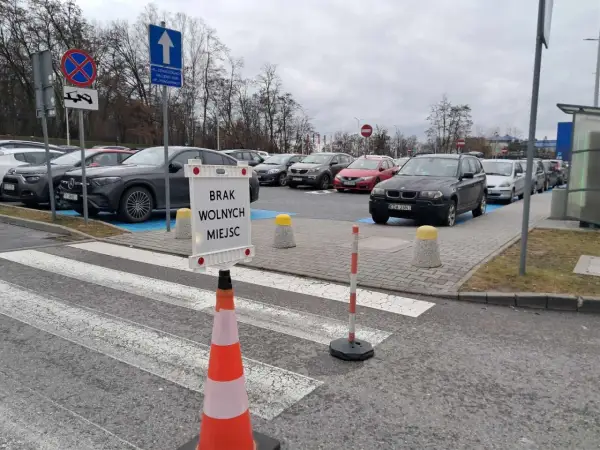 Znak "Brak wolnych miejsc" na parkingu, gdzie powinny być miejsca dla niepełnosprawnych.