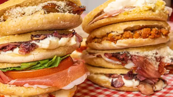 Ecco cosa sono le tigelle: dischi di pane morbido farciti con salumi, formaggio, verdure e salse, un vero piacere per il palato.