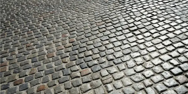 Jak przygotować teren pod kostkę, aby uniknąć kosztownych błędów
