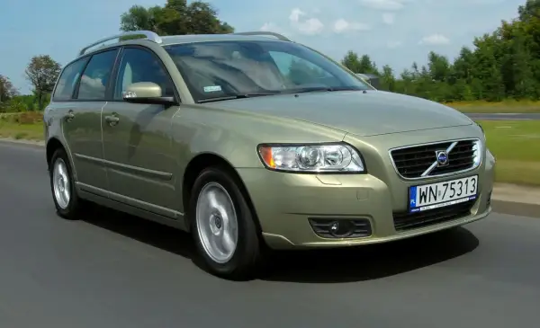 Złoty Volvo V50 w ruchu drogowym. Wiele osób szuka volvo v50 opinie, by podjąć decyzję o zakupie.