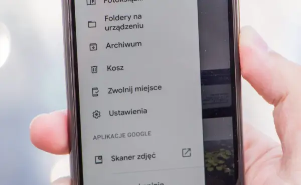 Menu telefonu z opcją "Kosz". Widoczny fragment interfejsu aplikacji z listą opcji, w tym folderem na urządzeniu, archiwum, koszem, zwolnieniem miejsca i ustawieniami.