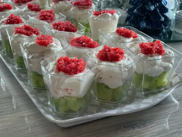Une belle recette de verrine au saumon, avec des dés verts, une crème onctueuse et des œufs de poisson rouges.