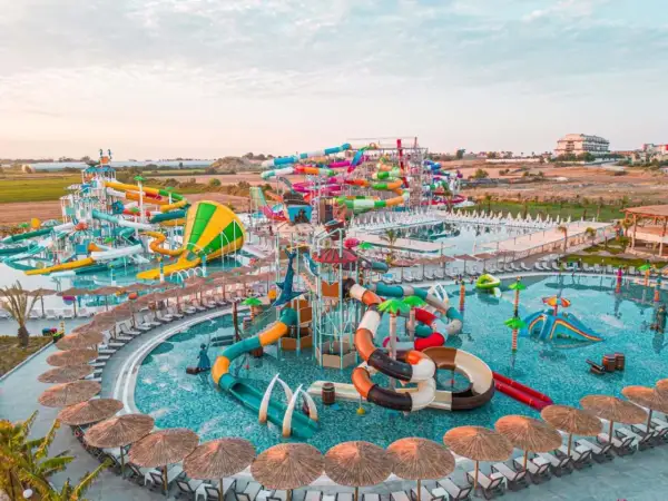 Kolorowy park wodny, pełen zjeżdżalni i basenów, to prawdziwy **dream fun world** dla całej rodziny.