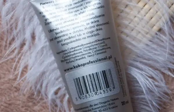Składniki kosmetyku: dimethicone co to jest? Wygładza skórę, kryje niedoskonałości, zapewnia efekt matowienia.