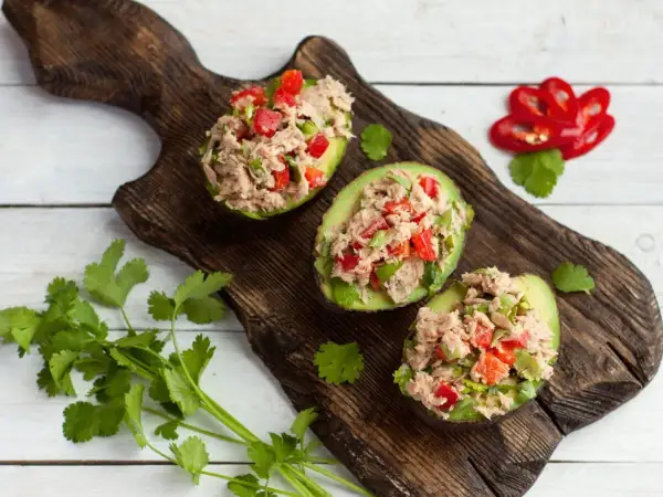 Avocado ripieni di tonno e verdure, un'idea fresca per le tue ricette con avocado.