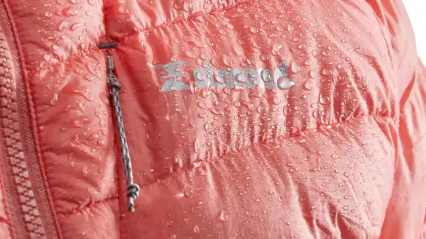 Krople wody na łososiowej kurtce puchowej. Dowiedz się, jak rozbić puch w kurtce po praniu, by odzyskała objętość.