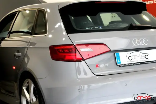 Audi RS 3 gris, listo para aumentar caballos con su motor de gasolina.
