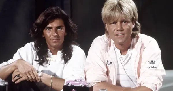 Dwóch członków Modern Talking, Dieter Bohlen i Thomas Anders, pozuje do zdjęcia w latach 80.