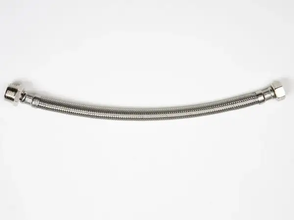 Tuyau tressé métallique, flexible pour eau chaude ou froide, avec raccords filetés.