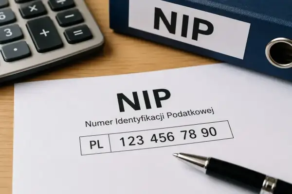 Dokument z numerem NIP, kalkulator i długopis. To numer identyfikacji podatkowej, czyli NIP.