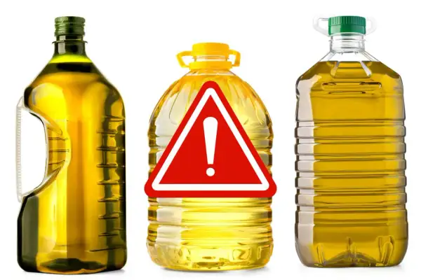 Bottiglie di olio di oliva con un cartello di pericolo. Attenzione all'olio di oliva lampante, potrebbe non essere quello che pensi.