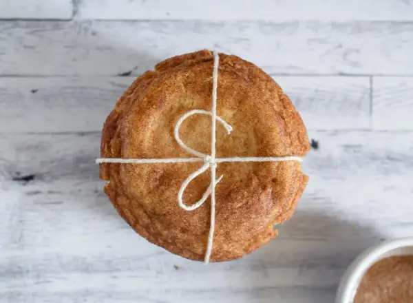Un paquete de galletas con azúcar y canela, atadas con hilo rústico, listas para compartir.