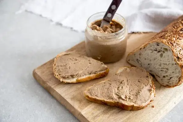 Kaloryczność kanapki z pasztetem: Ile kcal ma Twoja przekąska?