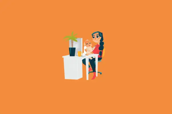 Kobieta na urlopie rodzicielskim pracuje przy biurku, trzymając na rękach uśmiechnięte dziecko.