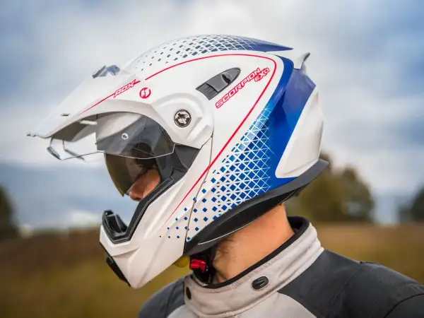 Biały kask motocyklowy Scorpion EXO z niebieskimi i czerwonymi detalami, zapięcie DD.