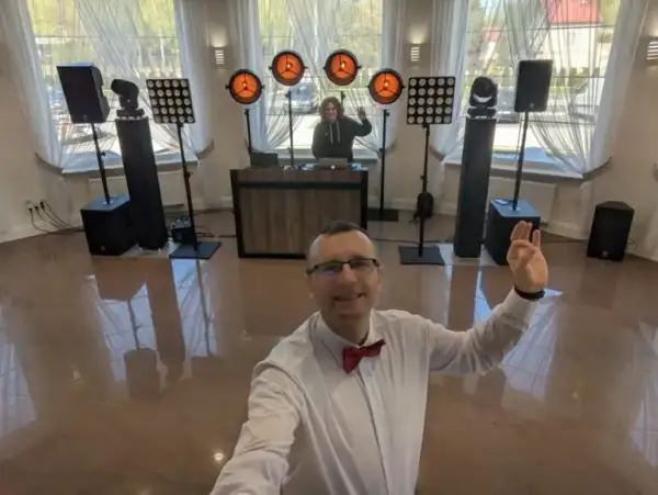 Ile zarabia DJ na weselu? Przegląd zarobków i czynników wpływających
