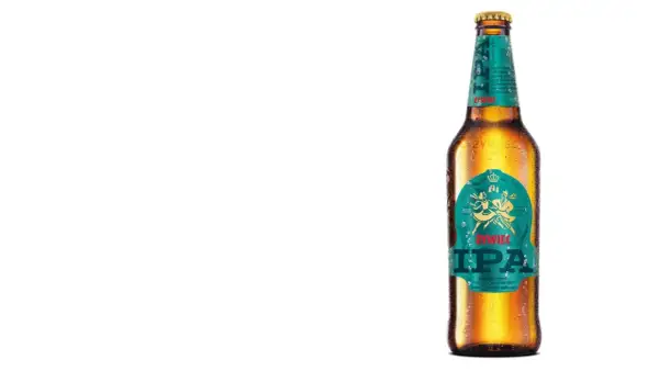 Chłodne piwo Żywiec IPA z kroplami rosy na butelce. Etykieta w kolorze turkusowym z tańczącymi postaciami i koroną.