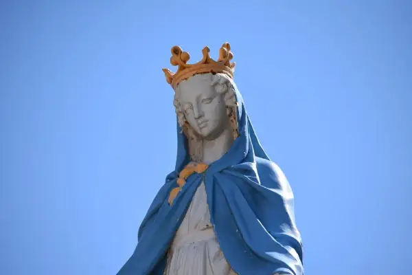 Posąg Matki Boskiej z koroną na głowie. Czy wiara w cuda kłóci się z nauką i racjonalnym myśleniem?