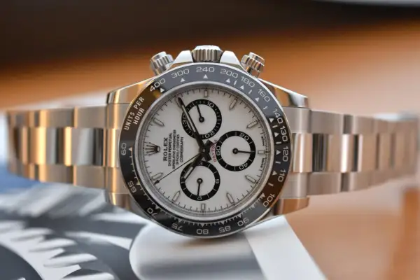 Reloj Rolex Daytona plateado con esfera blanca. Se estima que se fabrican alrededor de un millón de Rolex al año.