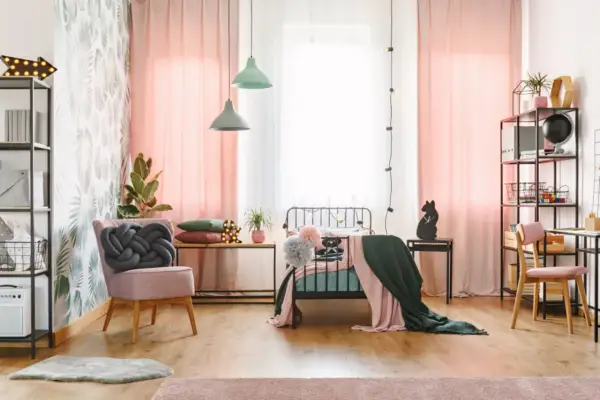 Ein gemütliches Jugendzimmer mit Bett, Sessel und Schreibtisch. Hier kann man Ideen für ein Jugendzimmer selber bauen umsetzen.